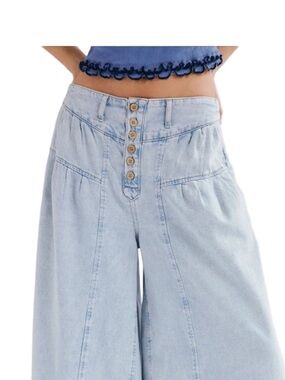 We The Free Light Wash Button-Front Wide Leg Jeans
